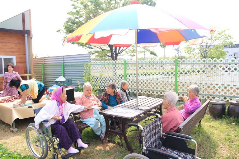 어르신들과 함께 산책 