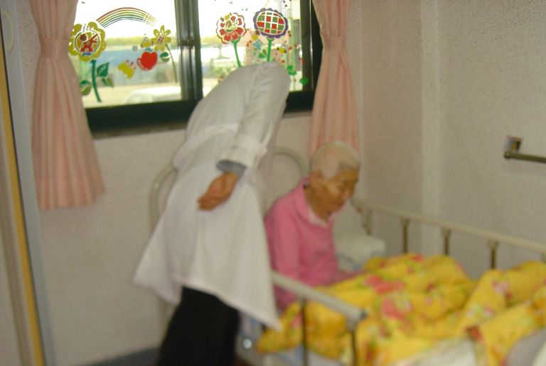 어르신들 건강검진을 받고있습니다.