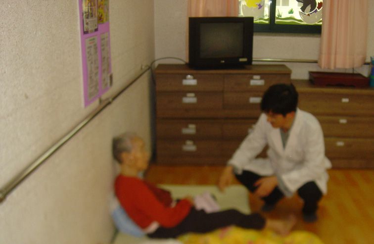 어르신들 건강검진을 받고있습니다.