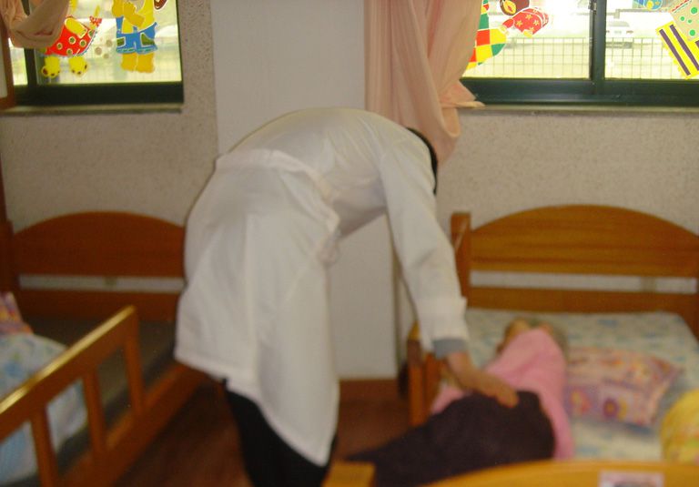 어르신들 건강검진을 받고있습니다.