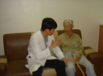 어르신들 건강검진을 받고있습니다.