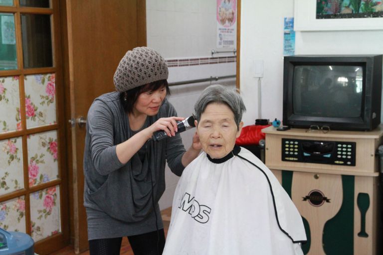 매달 한번씩 어르신들 머리손질하는날