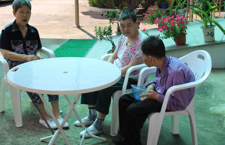 어르신들 산책나와서~