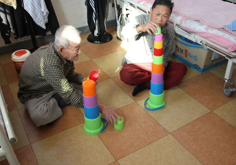 어르신들 컵 쌓기 놀이~