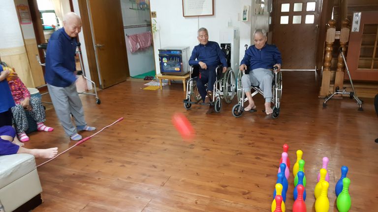 2017년 1월5일 어르신들 미니볼링 게임