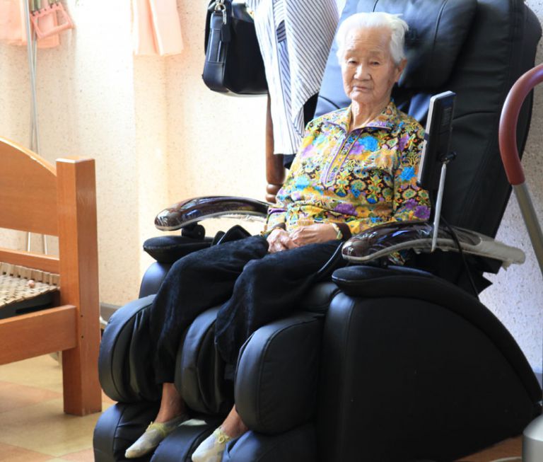 안마 의자를 이용하시는 어르신.