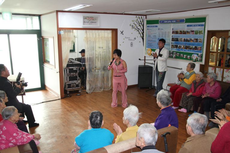 어르신들을 위한 (1) 노래공연 