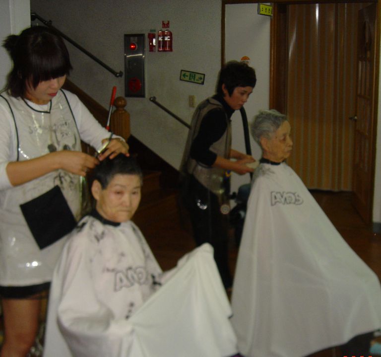 매달 한번씩 어르신들 머리손질하는날