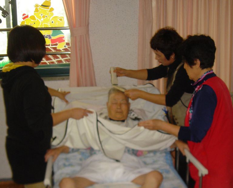 한분도 빠짐없이 머리손질하는모습