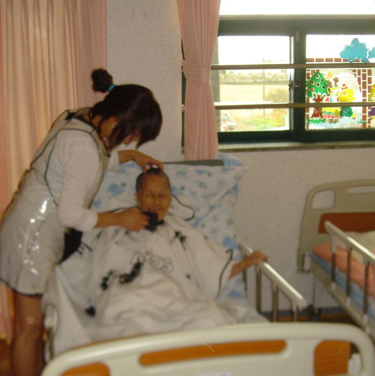 머리손질하는모습