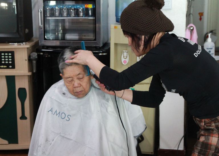 어르신들  머리손질하는날