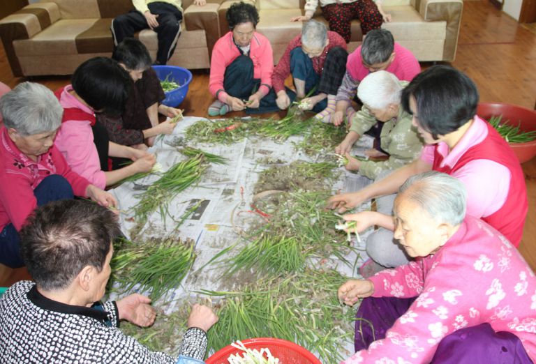 어르신들께 작은 일거리를 드림.