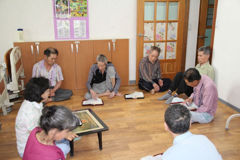 금요일 어르신들 그룹 종교활동