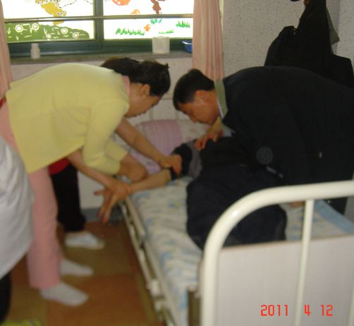 어르신들 건강검진을 받고있습니다.