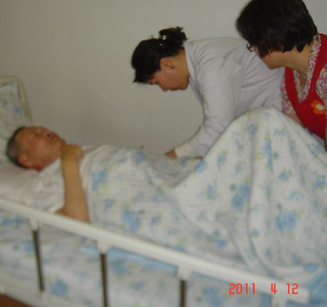 어르신들 건강검진을 받고있습니다.