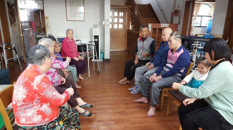 2017년 1월19일 어르신들 과자나르기 게임