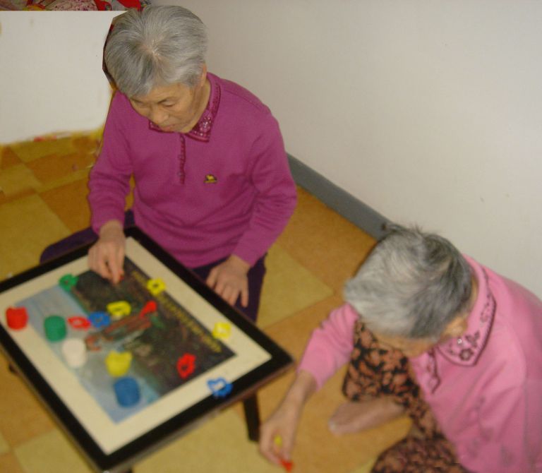 어르신들 미술심리 치료시간입니다.