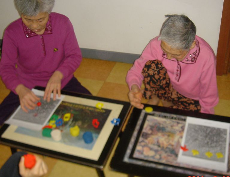 어르신들 미술심리 치료시간입니다.