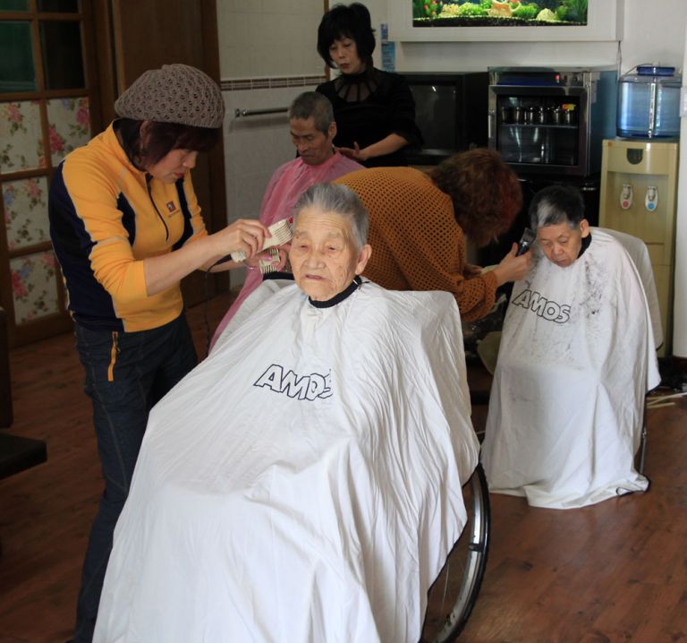 어르신들  머리손질하는날