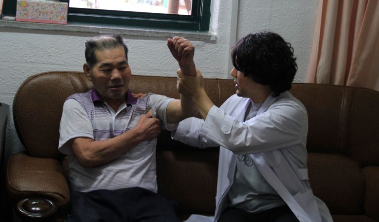 어르신들 건강검진을 받고있습니다.