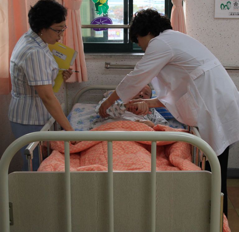 어르신들 건강검진을 받고있습니다.