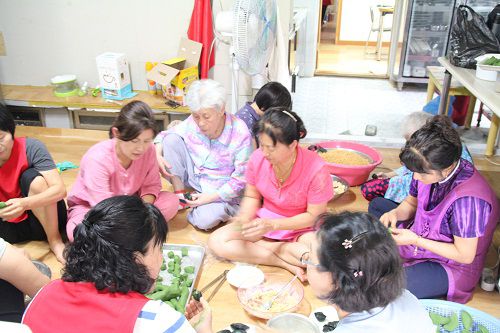 추석에 어르신들과 송편 만들기 